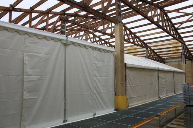 Montage de tente sous toiture démontée